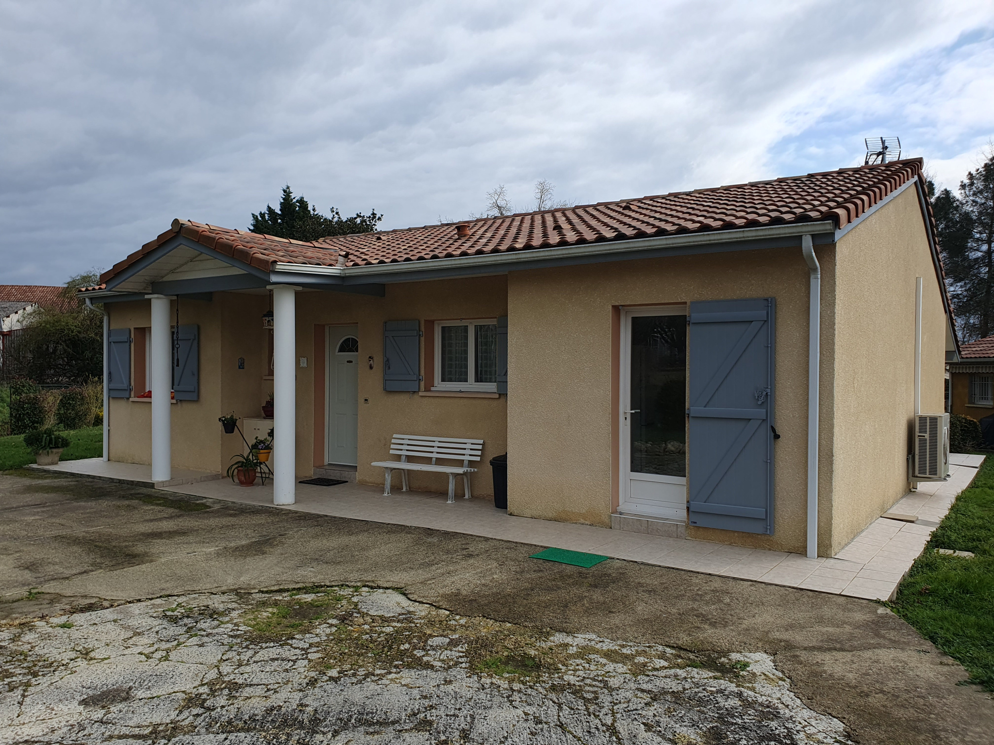 Photo 1