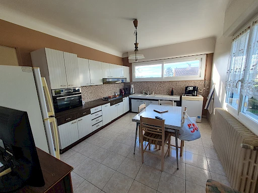 À Hagetmau, Maison d'habitation de 6 pièces - 3